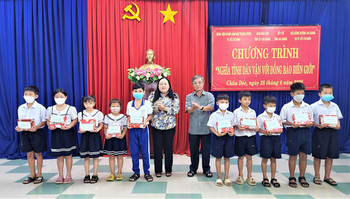 Trao 30 suất học bổng “Nghĩa tình dân vận với đồng bào biên giới” cho học sinh TP. Châu Đốc
