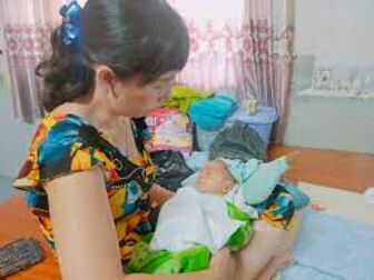 Bé trai sơ sinh bị bỏ rơi ở xã Long Hòa được gia đình tốt bụng nhận nuôi