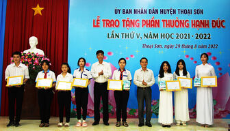 Trao phần thưởng Hạnh Đức cho 76 học sinh ở Thoại Sơn