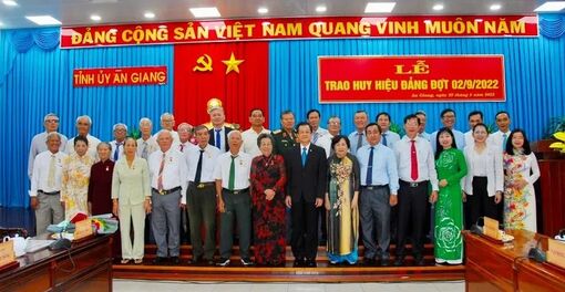 Ban Thường vụ Tỉnh ủy An Giang trao Huy hiệu Đảng đợt Quốc khánh 2/9/2022