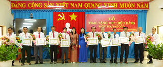 Ban Thường vụ Huyện ủy Tri Tôn trao Huy hiệu Đảng cho 18 đồng chí