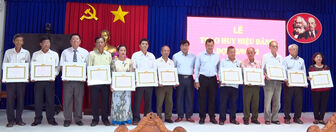 Ban Thường vụ Huyện ủy Phú Tân trao Huy hiệu Đảng đợt 2/9 cho các đảng viên