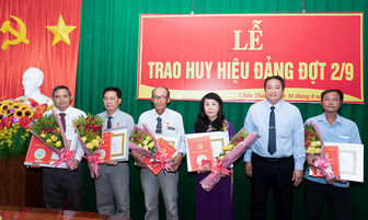 Huyện ủy Châu Thành trao tặng Huy hiệu Đảng cho các đảng viên cao niên tuổi Đảng đợt 2/9