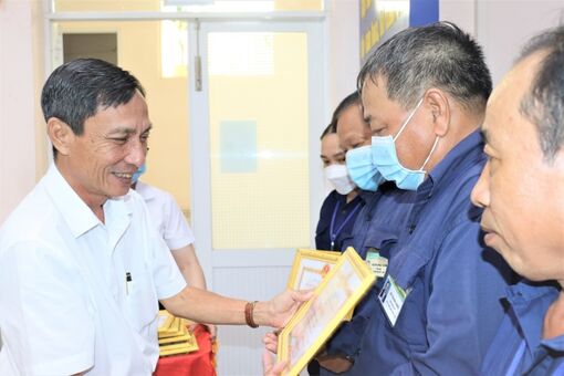 Công ty Cổ phần Môi trường đô thị An Giang khen thưởng đột xuất các công nhân làm đẹp đường phố