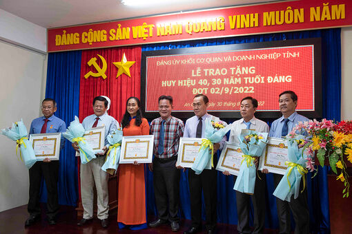 Đảng ủy Khối Cơ quan và Doanh nghiệp tỉnh An Giang trao Huy hiệu 40 năm, 30 năm tuổi Đảng đợt 2/9