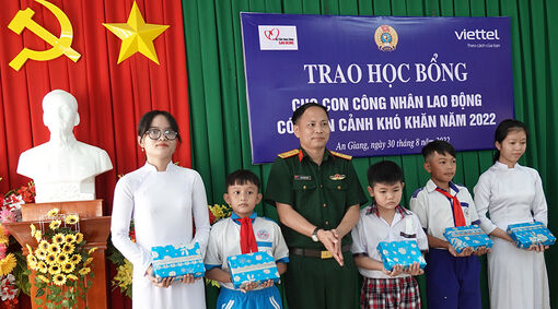 Trao 30 suất Học bổng “Tấm lòng vàng” cho con đoàn viên hoàn cảnh khó khăn