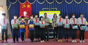 Hội Khuyến học huyện Phú Tân trao quà "Tiếp bước đến trường" cho học sinh trung học cơ sở thuộc hộ nghèo, hộ cận nghèo