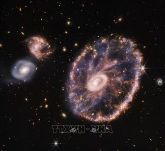Kính thiên văn James Webb tiết lộ vẻ đẹp rực rỡ của Thiên hà Bóng ma