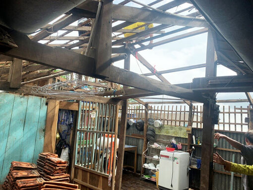 Mưa giông gây thiệt hại 36 căn nhà ở TP. Long Xuyên và Chợ Mới