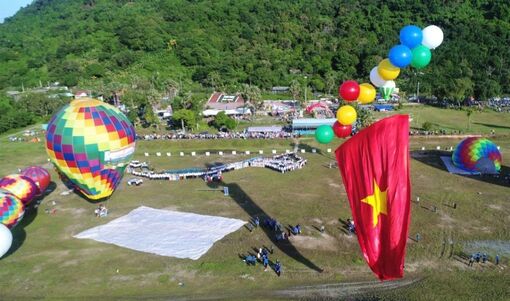 Lá cờ Tổ quốc khổng lồ bay trên Phụng Hoàng Sơn
