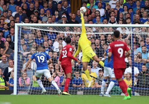 Liverpool, Man City sẩy chân, "đại gia" London nhọc nhằn kiếm điểm