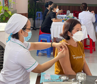 Chủ tịch UBND tỉnh An Giang chỉ đạo khẩn trương tổ chức tiêm vaccine phòng dịch COVID-19