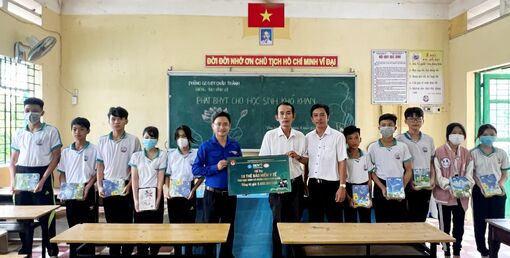 Trao tặng 50 thẻ bảo hiểm y tế cho học sinh có hoàn cảnh khó khăn
