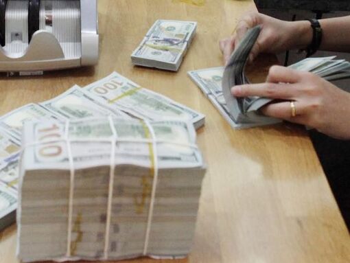 Ngân hàng Nhà nước tăng mạnh giá bán USD lên 23.700 đồng