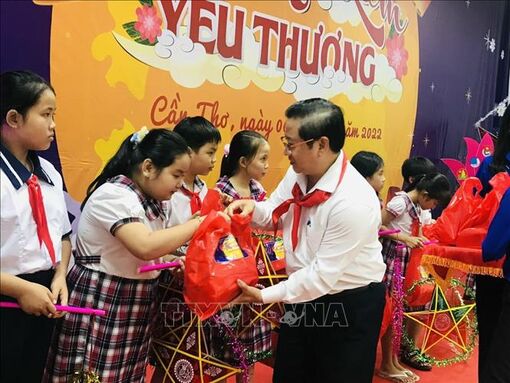 Sinh viên Cần Thơ tặng 10.000 lồng đèn cho thiếu nhi dịp Tết Trung thu