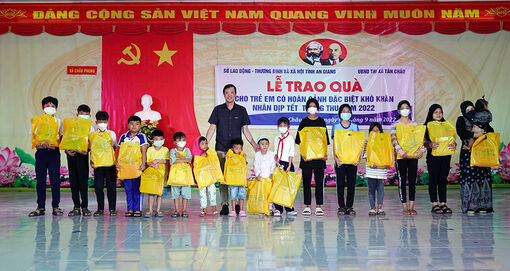 Sở Lao động - Thương binh và Xã hội An Giang  trao 869 phần quà cho thiếu nhi hoàn cảnh khó khăn vui Trung thu