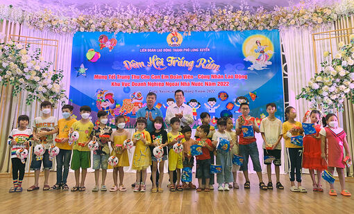 200 con, em công nhân lao động  TP. Long Xuyên được tặng quà Trung thu