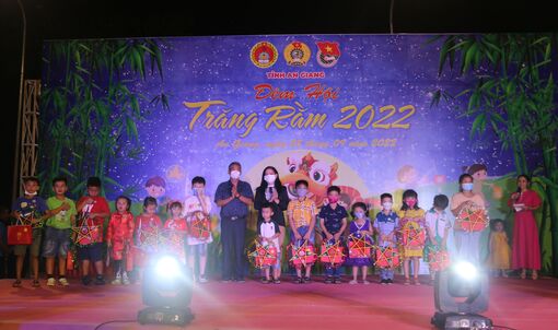 An Giang: 300 thiếu nhi có hoàn cảnh khó khăn tham gia “Đêm hội trăng rằm” năm 2022