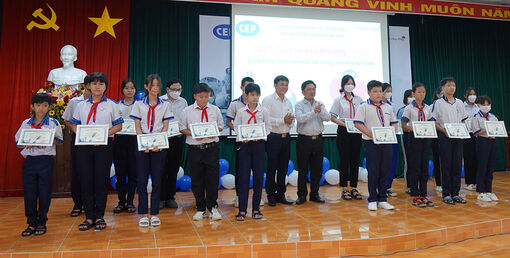 Chương trình “CEP chia sẻ yêu thương – cùng công nhân và người lao động vượt khó do COVID” hỗ trợ nhiều người nghèo và học sinh hiếu học tại An Giang