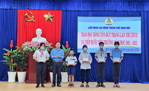 Liên đoàn Lao động TP. Châu Đốc tổ chức “Đêm hội trăng rằm” và trao Học bổng Tôn Đức Thắng