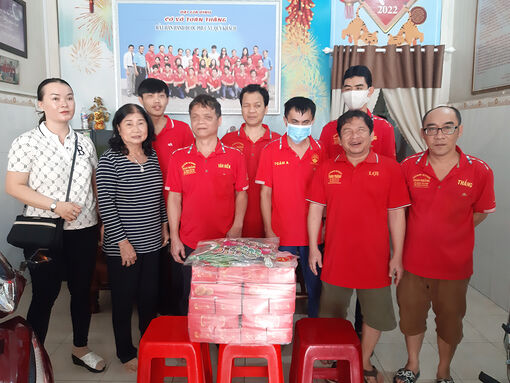 Tặng quà Trung thu cho trẻ khuyết tật nghèo, học sinh mồ côi