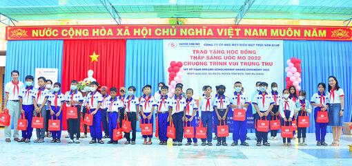 Trao học bổng và tổ chức cho học sinh xã An Cư vui Trung thu