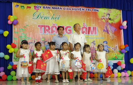 Tri Tôn tổ chức “Đêm hội trăng rằm” cho thiếu nhi Khmer