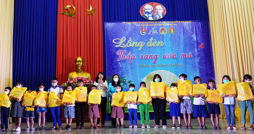 300 thiếu nhi hoàn cảnh khó khăn ở Phú Tân vui Chương trình “Lồng đèn thắp sáng ước mơ”