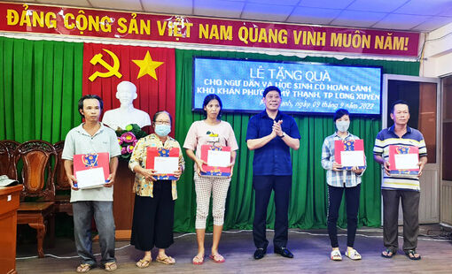 Tặng quà cho ngư dân khu vực Vàm Cống