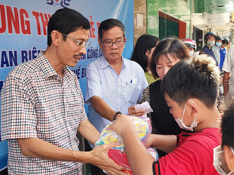 Tặng quà Trung thu cho trẻ em có hoàn cảnh khó khăn ở TP. Long Xuyên