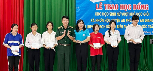 Tặng 55 suất học bổng cho học sinh có hoàn cảnh khó khăn vùng biên giới