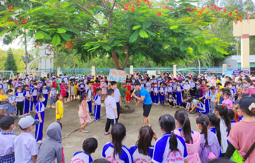Tổ chức Ngày hội “Vui Tết Trung thu” cho các thiếu nhi xã Nhơn Hưng