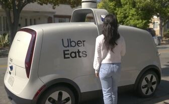 Uber thử nghiệm dịch vụ giao đồ ăn bằng xe không người lái