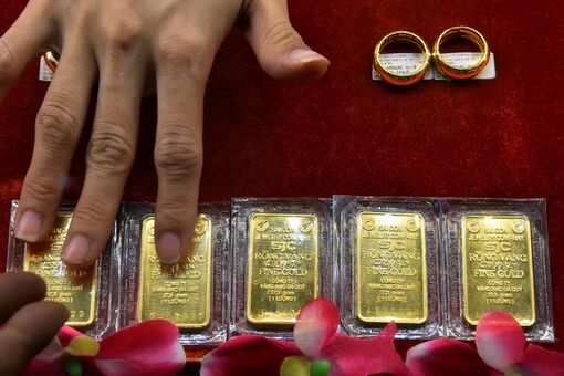 Vàng SJC nới rộng chênh lệch, cao hơn thế giới gần 18 triệu đồng/lượng