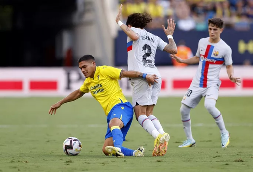 Hiệp 2 bùng nổ, Barcelona hạ Cadiz 4-0 lên ngôi đầu La Liga