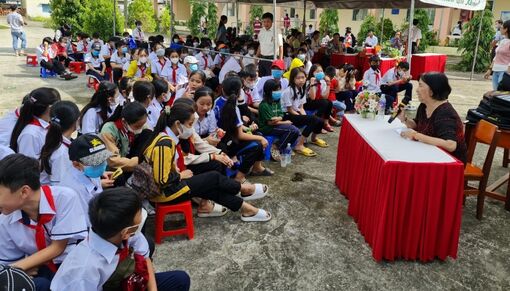 Trên 50 triệu đồng hỗ trợ học sinh Trường THCS Vĩnh Chánh