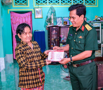 Lực lượng vũ trang tỉnh An Giang tặng sổ tiết kiệm cho gia đình chính sách