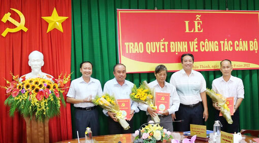 Huyện ủy Châu Thành trao quyết định công tác cán bộ