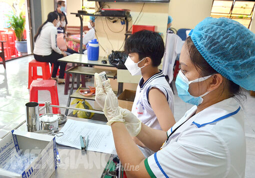 Kiên Giang: Tiêm vaccine phòng COVID-19 cho trẻ an toàn đến lớp