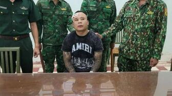 Bắt giữ đối tượng mang 2 khẩu súng nhập cảnh từ Campuchia về Việt Nam