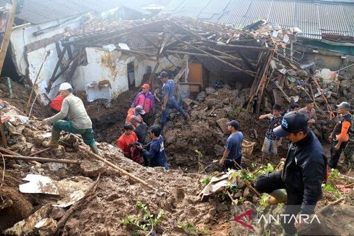 Sập mỏ vàng tại Indonesia, 20 người bị vùi lấp