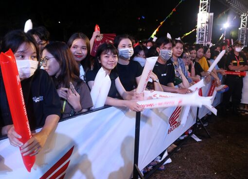 Sôi động đêm nhạc hội Chào mừng tân sinh viên năm 2022