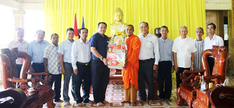 Bí thư Huyện ủy Châu Thành Lê Phước Dũng thăm, chúc mừng lễ Sene Dolta tại chùa Pres Stưng