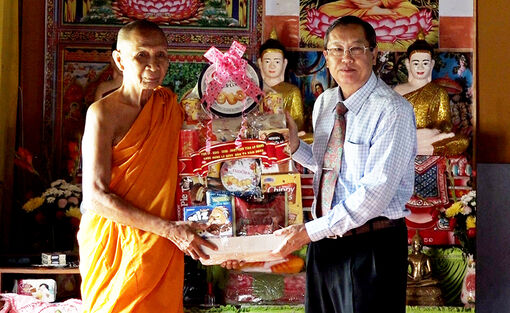 Phó Bí thư Thường trực Tỉnh ủy An Giang Lê Văn Nưng thăm, chúc mừng lễ Sene Dolta
