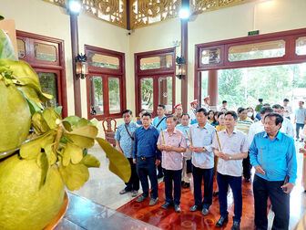 Đoàn công tác Ủy ban Trung ương MTTQ Việt Nam và Hội đồng quốc gia Mặt trận đoàn kết phát triển Tổ quốc Campuchia viếng đền thờ Chủ tịch Tôn Đức Thắng