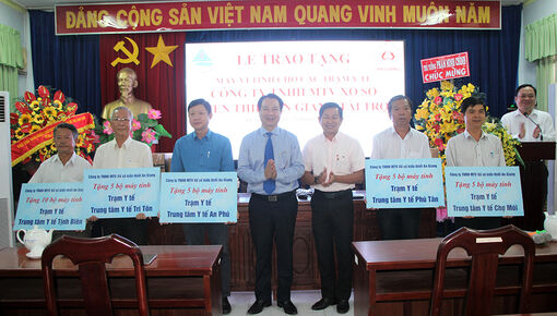 Công ty TNHH MTV Xổ số kiến thiết An Giang trao tặng 30 bộ máy vi tính cho các trạm y tế