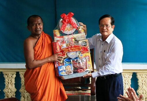 Nhiều đoàn đến thăm, chúc mừng lễ Sene Dolta vùng Bảy Núi