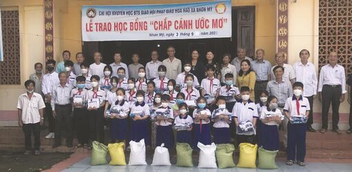 Tiếp sức học sinh nghèo đến lớp