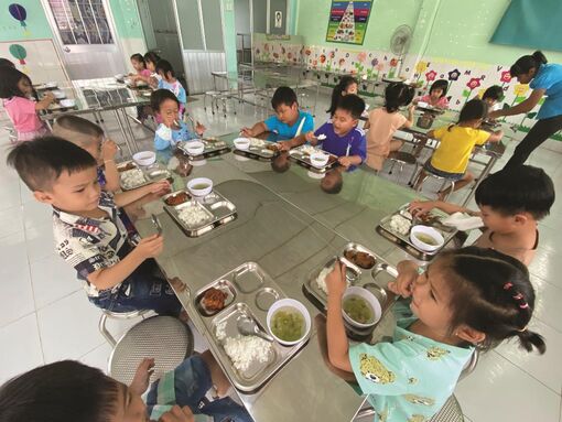 Quan tâm bữa ăn bán trú cho trẻ