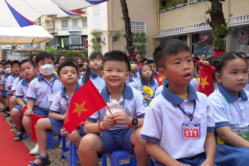 Muôn hình vạn vẻ những khoản thu 'gây choáng' trong trường học